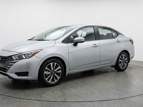 Used 2025 Nissan Versa SV image 3