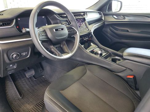 Used 2024 Jeep Grand Cherokee Laredo image 16