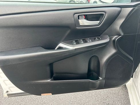 Used 2017 Toyota Camry SE image 10