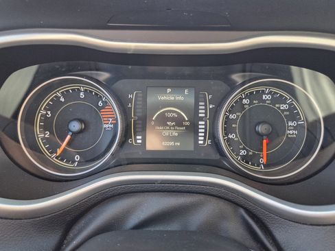 Used 2018 Jeep Cherokee Latitude Plus w/ Comfort/Convenience Group FWD image 29