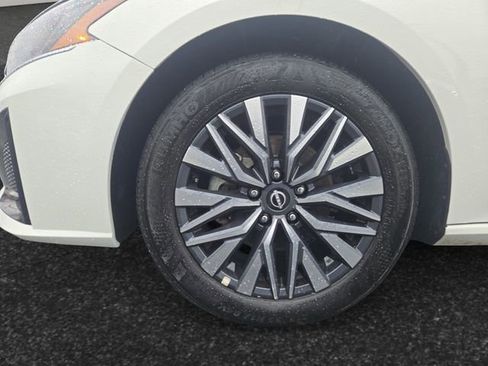 Used 2025 Nissan Altima 2.5 SV FWD image 4