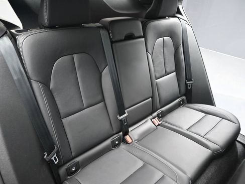 Used 2025 Volvo XC40 B5 Plus image 15