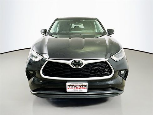 Used 2024 Toyota Highlander LE image 2