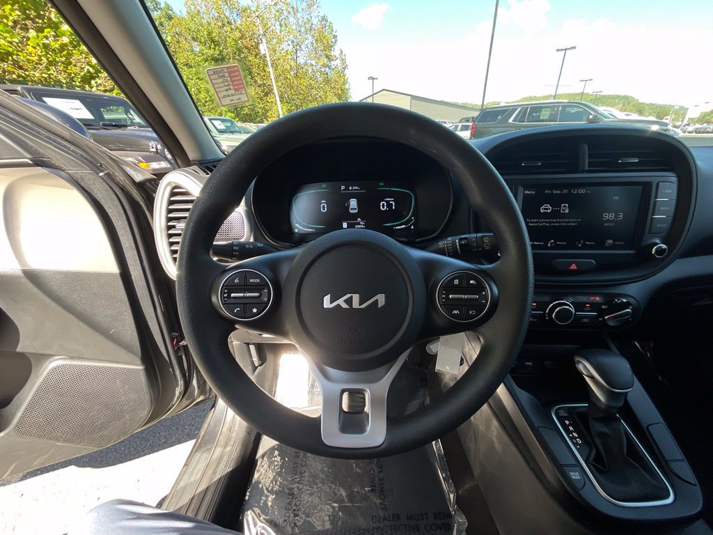 Used 2025 Kia Soul LX w/ LX Technology Package FWD image 10