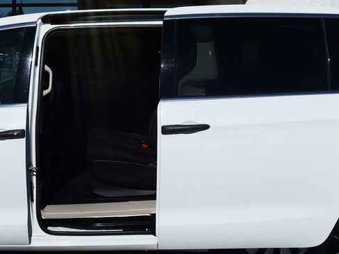 Used 2020 Chrysler Voyager L image 33