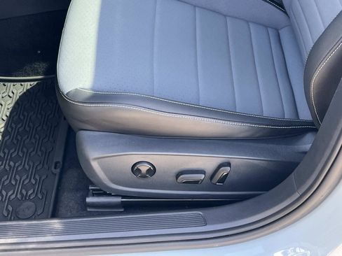 Used 2025 Volkswagen Jetta SE FWD image 17