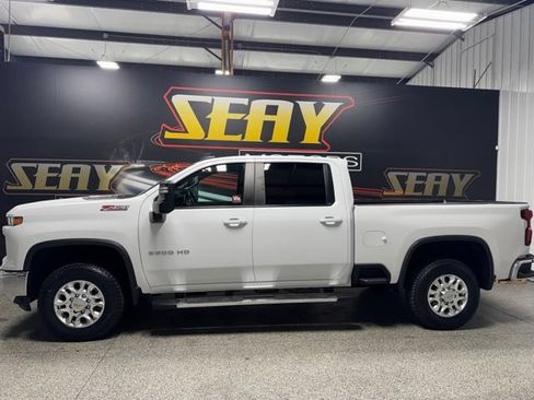 Used 2024 Chevrolet Silverado 2500 LT AWD/4WD image 3
