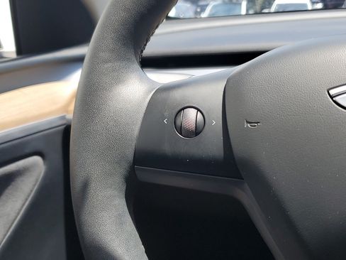 Used 2024 Tesla Model Y Long Range AWD/4WD image 22