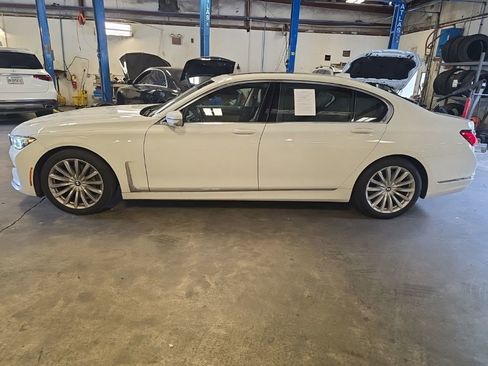 Used 2022 BMW 740i w/ Premium Package RWD image 2