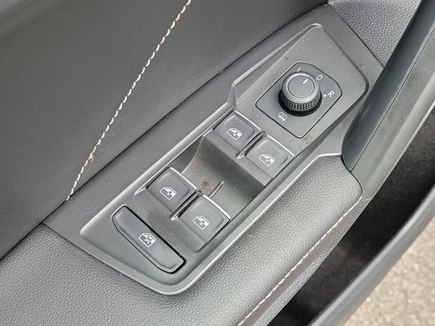 Used 2024 Volkswagen Tiguan SE w/ Panoramic Sunroof Package FWD image 19