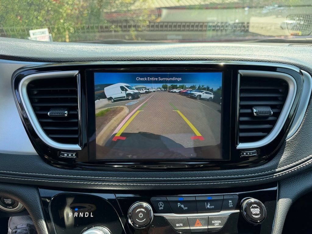 Used 2025 Chrysler Pacifica Limited FWD image 23