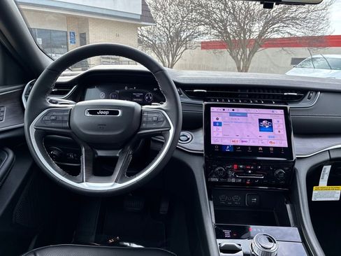 New 2025 Jeep Grand Cherokee Limited w/ Luxury Tech Group II image 14