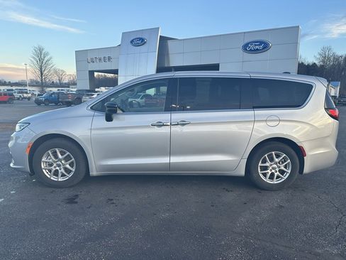 Used 2024 Chrysler Pacifica Touring-L image 2