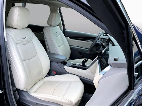 Used 2021 Cadillac XT6 Premium Luxury FWD image 9