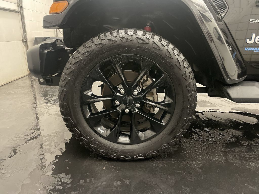 Used 2021 Jeep Wrangler Unlimited Sahara w/ Cold Weather Group AWD/4WD image 26