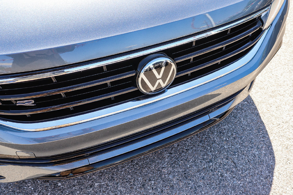 Used 2024 Volkswagen Tiguan SE R-Line FWD image 5