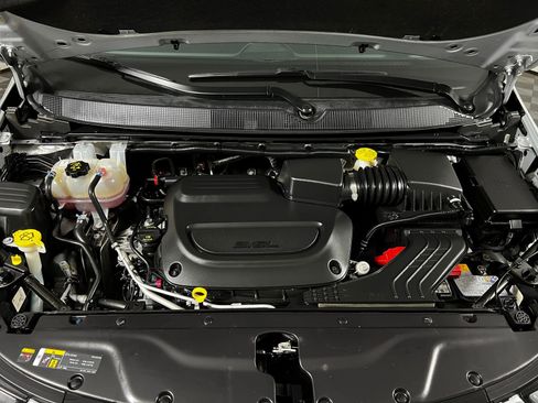 Used 2024 Chrysler Pacifica Touring-L image 9