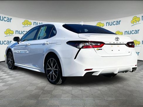 Used 2021 Toyota Camry SE image 4