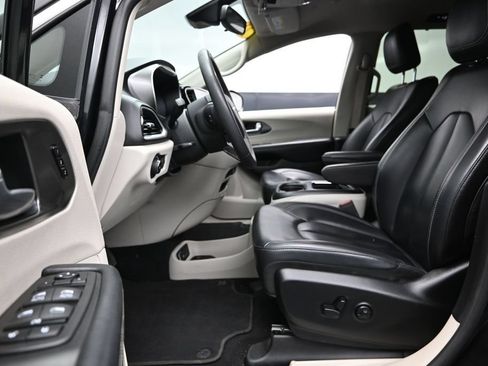 Used 2023 Chrysler Pacifica Touring-L FWD image 22