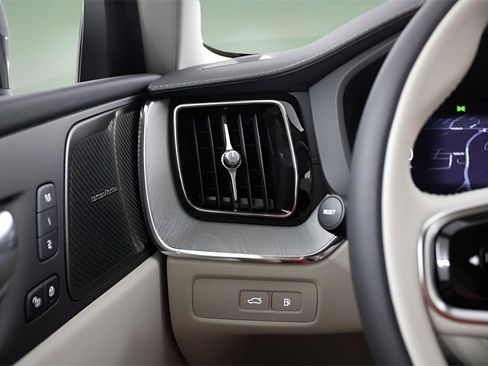 Certified 2024 Volvo XC60 T8 Ultimate w/ Protection Package Premier image 9