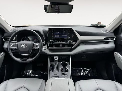 Used 2021 Toyota Highlander XLE AWD/4WD image 6
