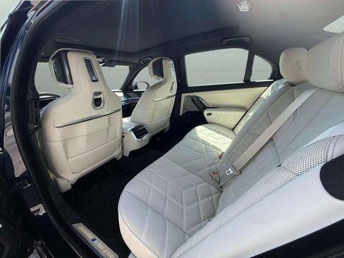 Used 2025 BMW 760i xDrive w/ Executive Package AWD/4WD image 31