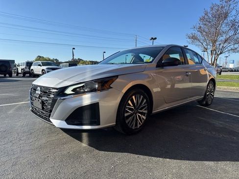 Used 2024 Nissan Altima 2.5 SV image 4