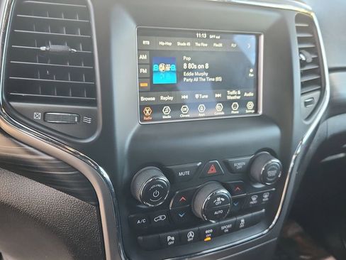 Used 2021 Jeep Grand Cherokee Laredo image 24