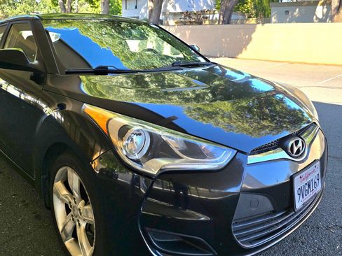 Used 2013 Hyundai Veloster FWD image 2