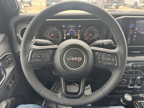 Used 2025 Jeep Gladiator Sport AWD/4WD image 8