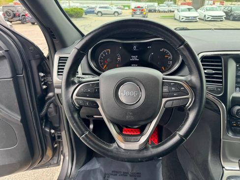 Used 2019 Jeep Grand Cherokee Laredo AWD/4WD image 11