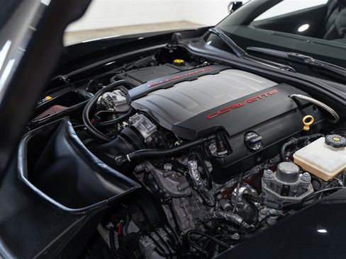 Used 2019 Chevrolet Corvette Stingray Coupe w/ 1LT RWD image 18
