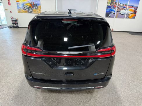 Used 2023 Chrysler Pacifica Touring-L FWD image 17