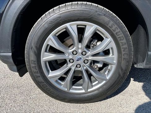 Used 2023 Ford Explorer Limited w/ Equipment Group 301A AWD/4WD image 9