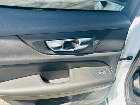 Used 2020 Volvo S60 T5 Momentum image 32