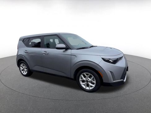 Used 2025 Kia Soul LX w/ LX Technology Package image 2