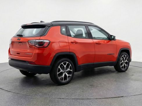 Used 2025 Jeep Compass Limited image 9