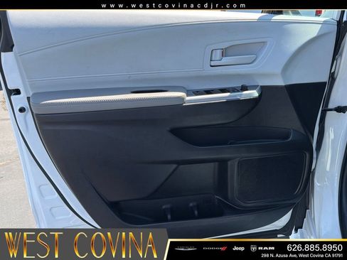 Used 2025 Toyota Sienna LE FWD image 19