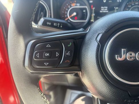 Used 2025 Jeep Wrangler Unlimited Rubicon w/ Convenience Group AWD/4WD image 35