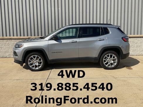 Used 2022 Jeep Compass Latitude image 2