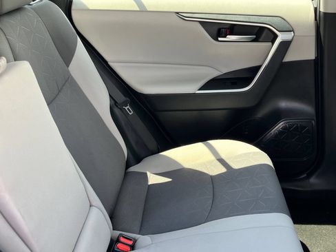 Used 2019 Toyota RAV4 XLE w/ Carpet Mat Package FWD image 11