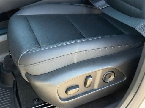 New 2026 Chevrolet Equinox LT w/ Convenience Package II image 17