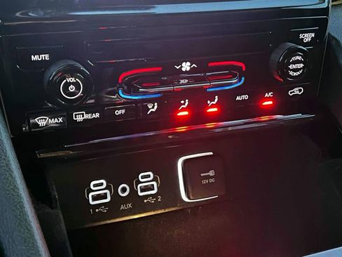 Used 2023 Jeep Grand Cherokee Laredo image 30