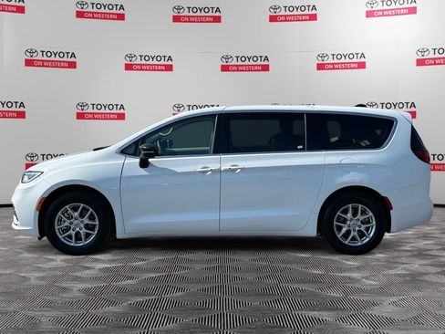 Used 2024 Chrysler Pacifica Touring-L FWD image 8