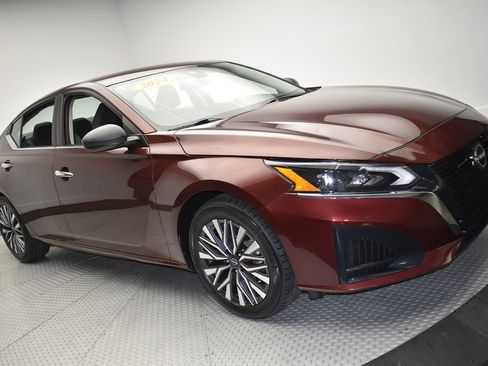 Used 2024 Nissan Altima 2.5 SV FWD image 3