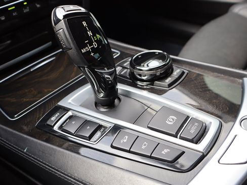 Used 2015 BMW 750Li xDrive AWD/4WD image 28
