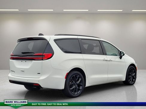 Used 2023 Chrysler Pacifica Touring-L w/ S Appearance Package image 8