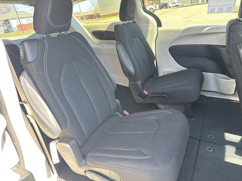 Used 2023 Chrysler Voyager LX image 12