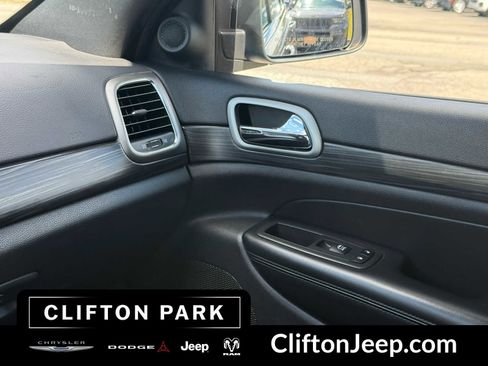 Certified 2019 Jeep Grand Cherokee Altitude AWD/4WD image 32