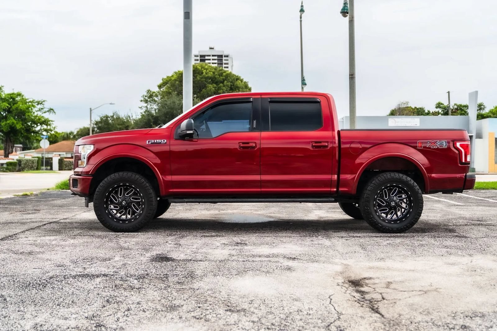 Used 2017 Ford F150 XLT w/ Equipment Group 302A Luxury AWD/4WD image 5